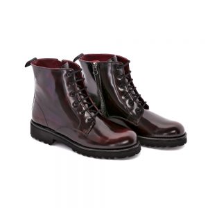 Stivali bordeaux con suola in gomma in stile militare inglese Joan. Realizzati a mano in Spagna da Beatnik Shoes.