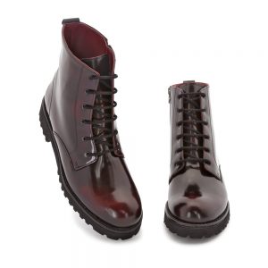 Botas en piel roja y cordones para mujer de estilo militar inglés Joan. Hechas a mano en España por Beatnik