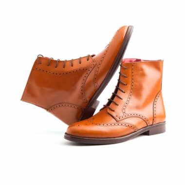 Brown leather laced and low-heeled zipper boots for women. Beatnik Barbara Brown. Handmade in Spain by Beatnik Shoes