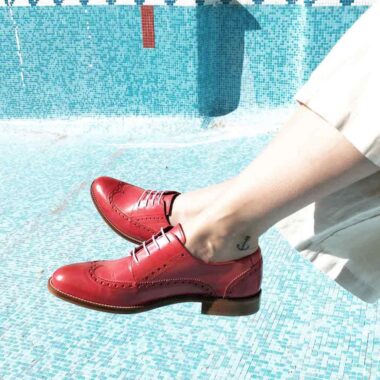 Lace-up Derby shoes for women in red leather handmade by Beatnik Shoes