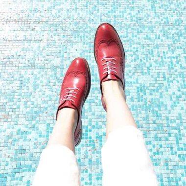 Lace-up Derby shoes for women in red leather handmade by Beatnik Shoes