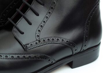 Black leather laced and low-heeled zipper boots for women. Beatnik Barbara Black Handmade in Spain by Beatnik Shoes 