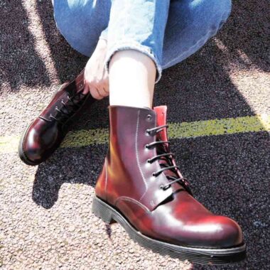 Burgundy combat ankle boots in genuine leather Joan. Handmade in Spain by Beatnik Shoes