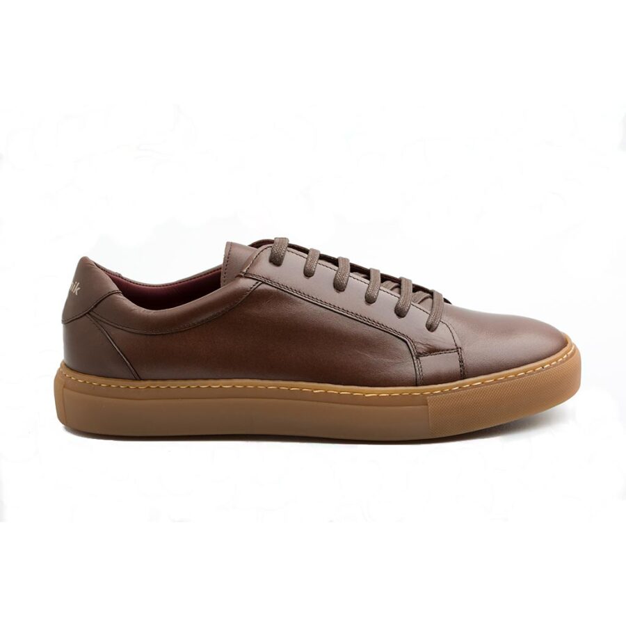 Chaussures Beatnik Harper en cuir bru pour hommes, fabriquées à la main en Espagne par Beatnik Shoes.