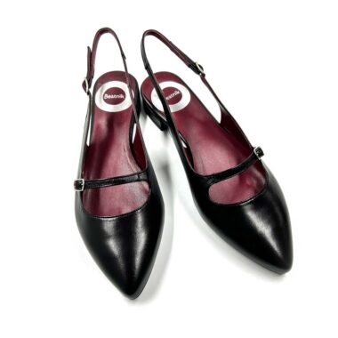 Women's ultra comfortable low heeled black pumps handmade in Spain from the best leather