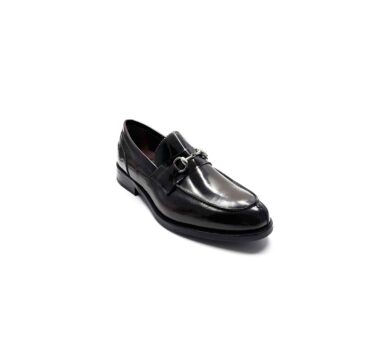 Mocasines negros de piel para hombre con adorno metálico de estribo, hechos a mano en España Beatnik Snyder black