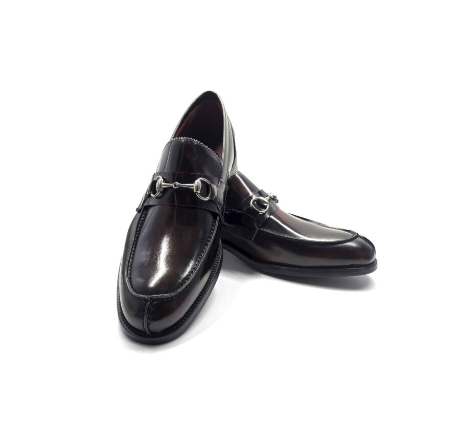 Mocasines negros de piel para hombre con adorno metálico de estribo, hechos a mano en España Beatnik Snyder black