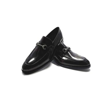 Mocasines negros de piel para hombre con adorno metálico de estribo, hechos a mano en España Beatnik Snyder black