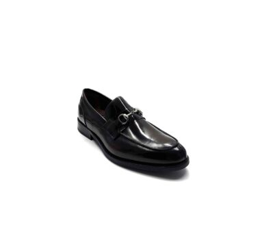 Mocasines negros de piel para hombre con adorno metálico de estribo, hechos a mano en España Beatnik Snyder black