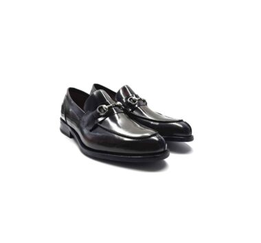 Mocasines negros de piel para hombre con adorno metálico de estribo, hechos a mano en España Beatnik Snyder black