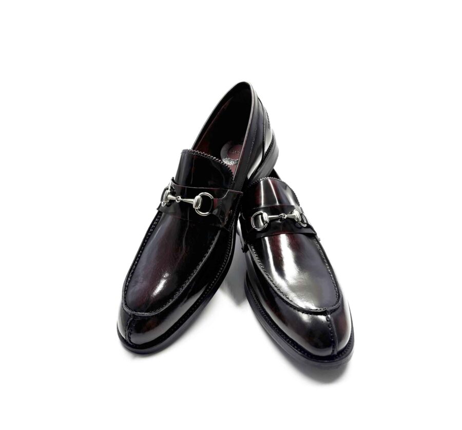 Mocasines negros de piel para hombre con adorno metálico de estribo, hechos a mano en España Beatnik Snyder black