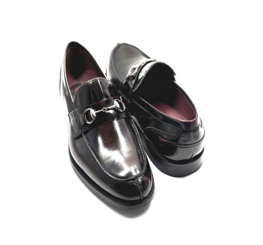 Mocasines negros de piel para hombre con adorno metálico de estribo, hechos a mano en España Beatnik Snyder black