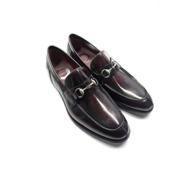 Mocasines negros de piel para hombre con adorno metálico de estribo, hechos a mano en España Beatnik Snyder black