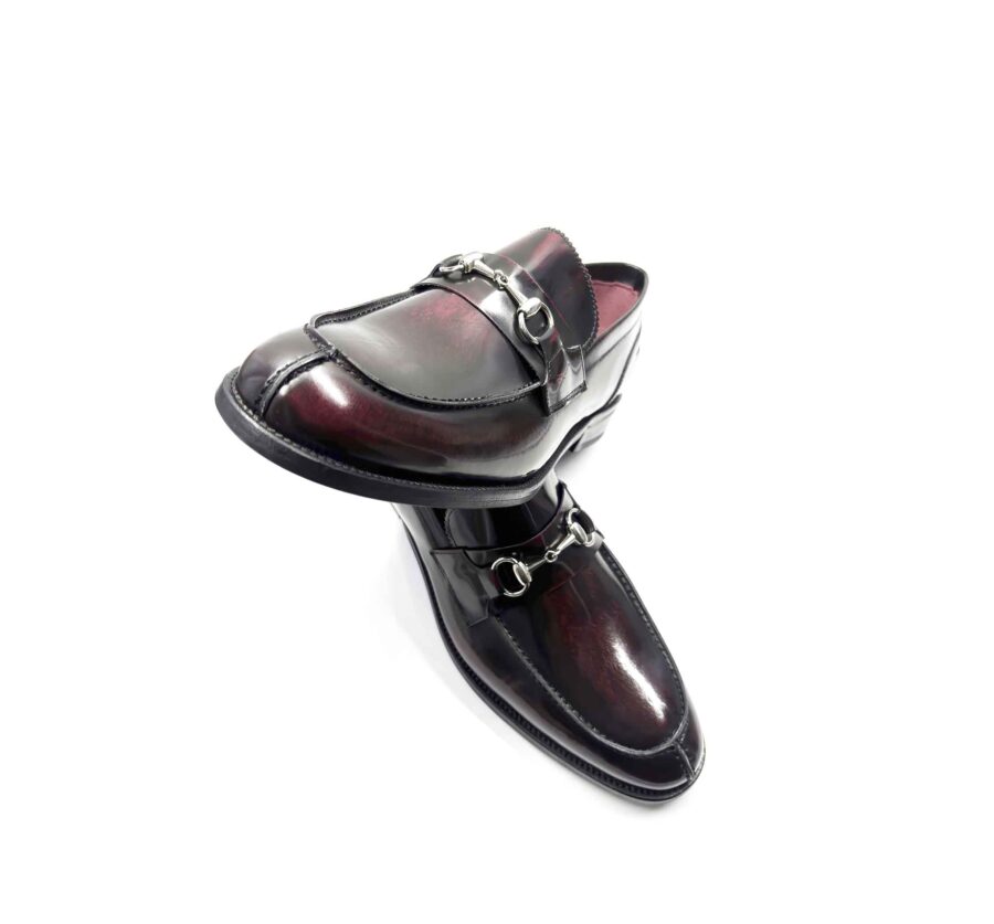 Mocasines negros de piel para hombre con adorno metálico de estribo, hechos a mano en España Beatnik Snyder black