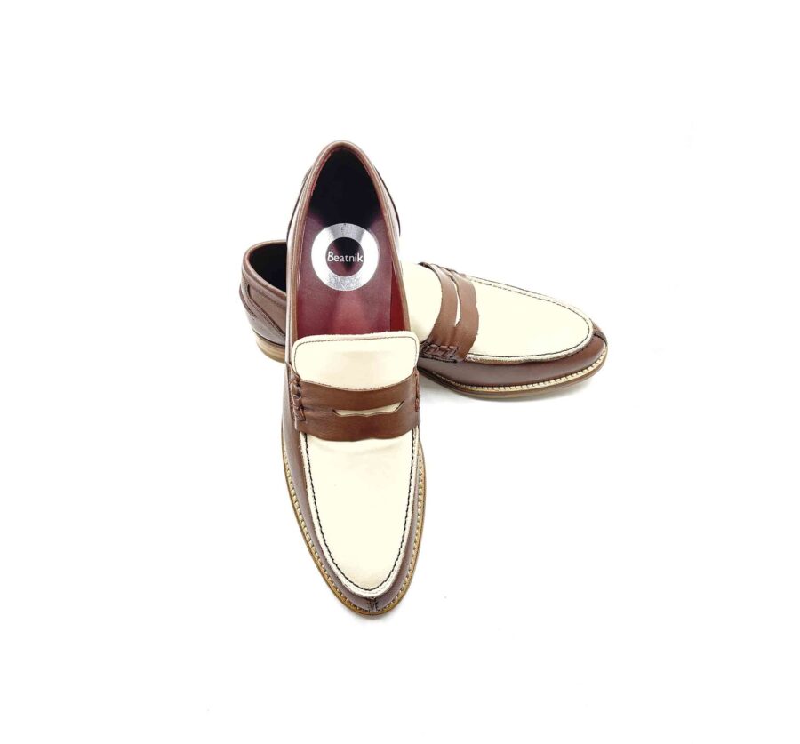 Penny loafers bicolores beige y marrón clásicos para mujer en piel hechos a mano en España por Beatnik Shoes Bessie Two Tone Brown