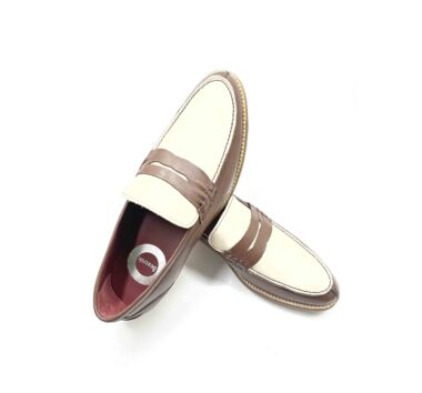 Penny loafers bicolores beige y marrón clásicos para mujer en piel hechos a mano en España por Beatnik Shoes Bessie Two Tone Brown