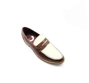 Penny loafers bicolores beige y marrón clásicos para mujer en piel hechos a mano en España por Beatnik Shoes Bessie Two Tone Brown