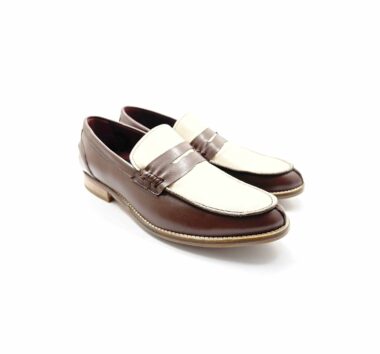 Penny loafers bicolores beige y marrón clásicos para mujer en piel hechos a mano en España por Beatnik Shoes Bessie Two Tone Brown