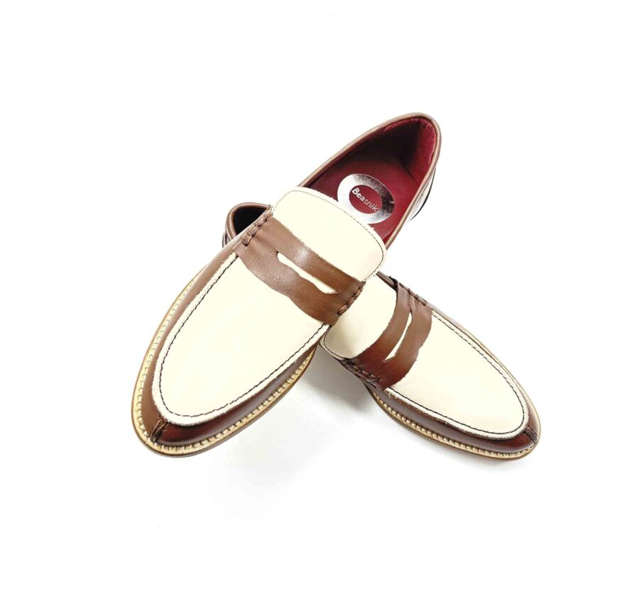 Penny loafers bicolores beige y marrón clásicos para mujer en piel hechos a mano en España por Beatnik Shoes Bessie Two Tone Brown