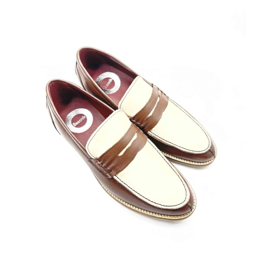 Penny loafers bicolores beige y marrón clásicos para mujer en piel hechos a mano en España por Beatnik Shoes Bessie Two Tone Brown