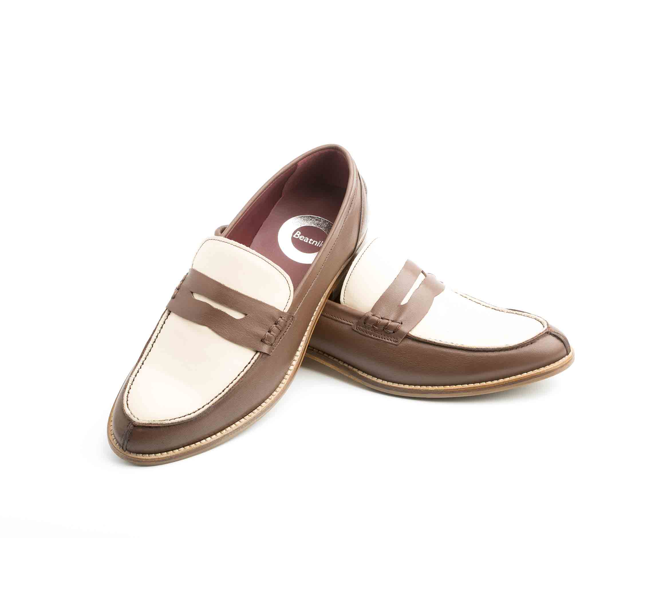 Penny loafers bicolores beige y marrón clásicos para mujer en piel hechos a mano en España por Beatnik Shoes Bessie Two Tone Brown