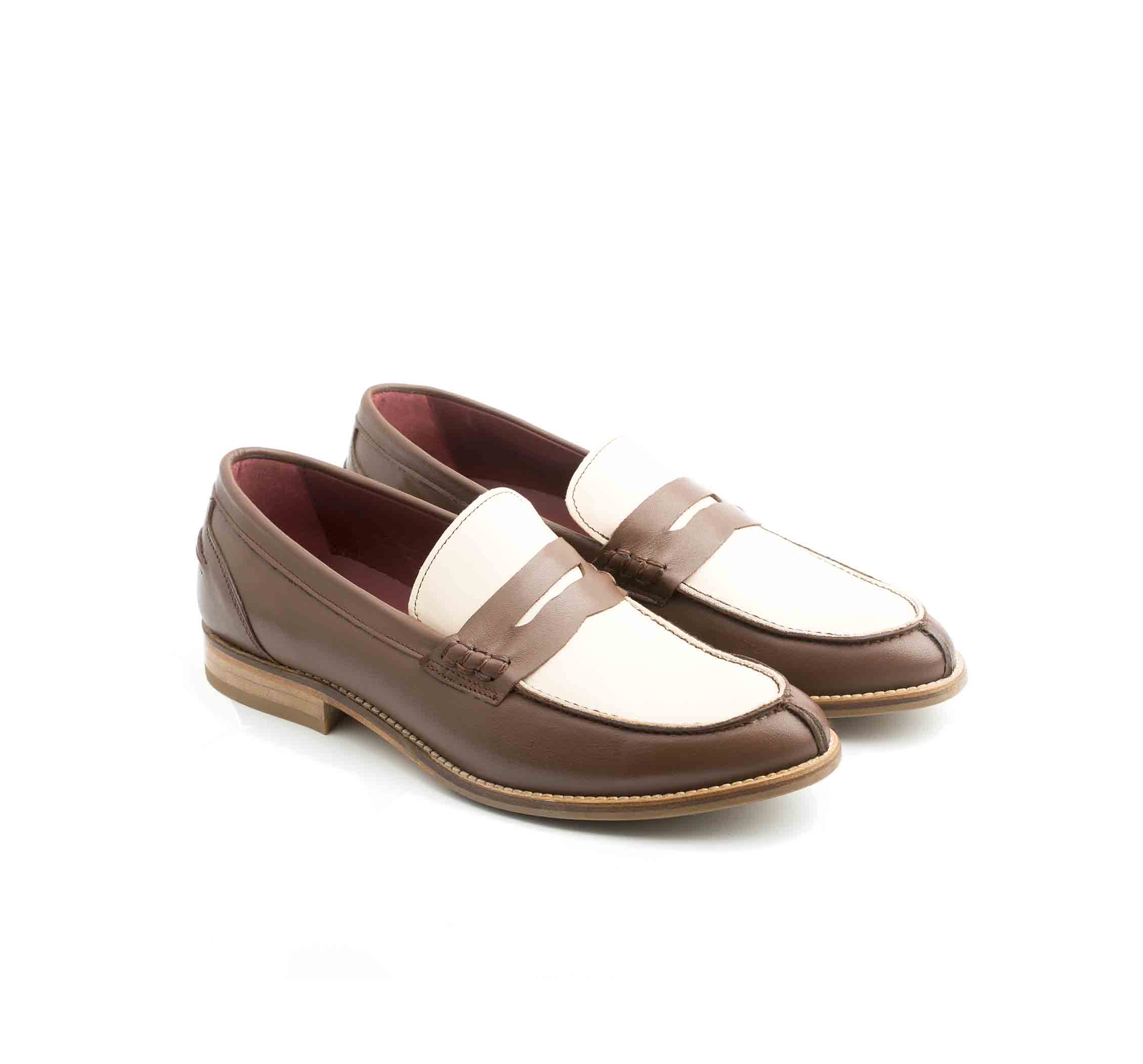 Penny loafers bicolores beige y marrón clásicos para mujer en piel hechos a mano en España por Beatnik Shoes Bessie Two Tone Brown