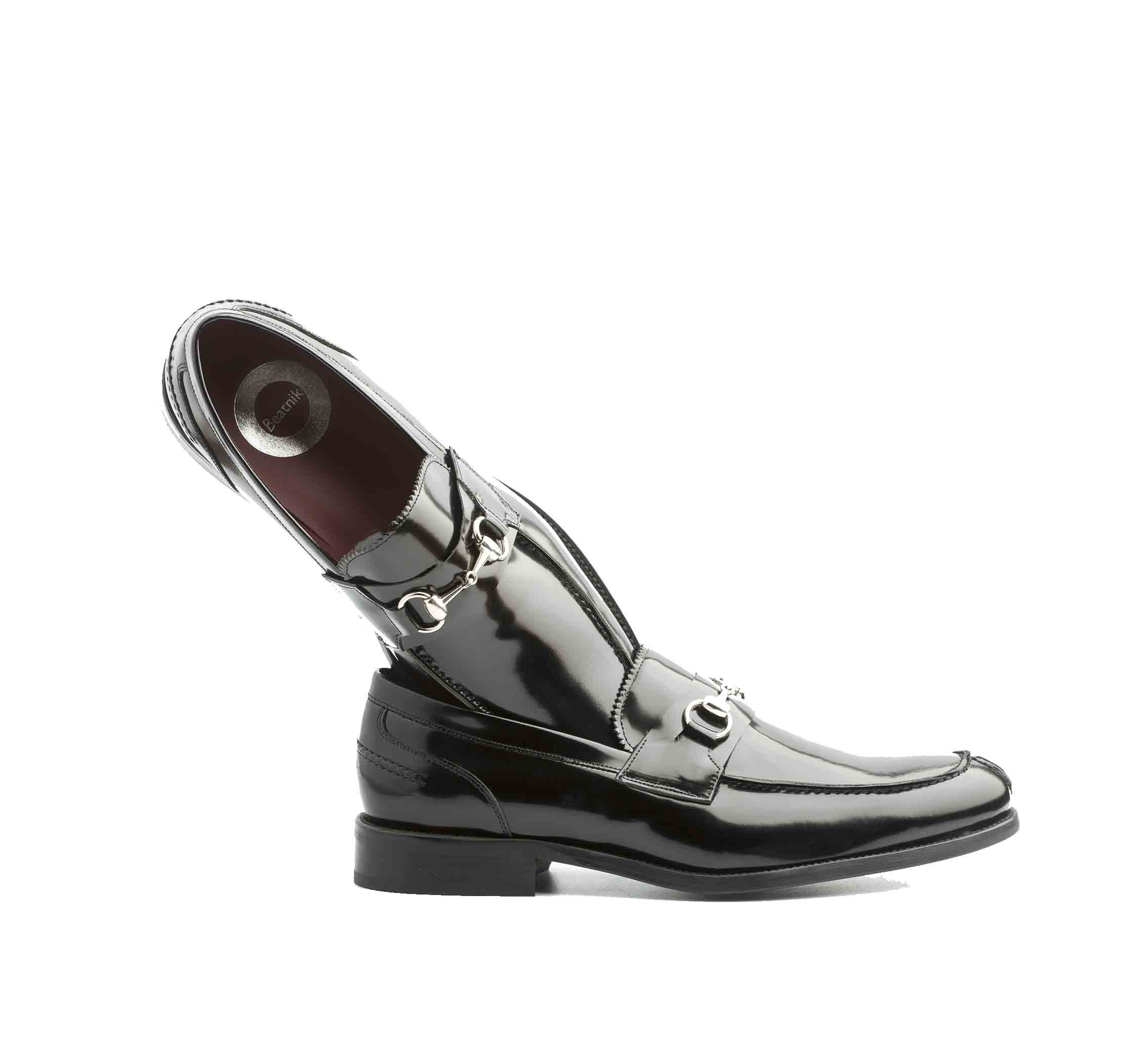 Mocasines negros de piel para hombre con adorno metálico de estribo, hechos a mano en España Beatnik Snyder black