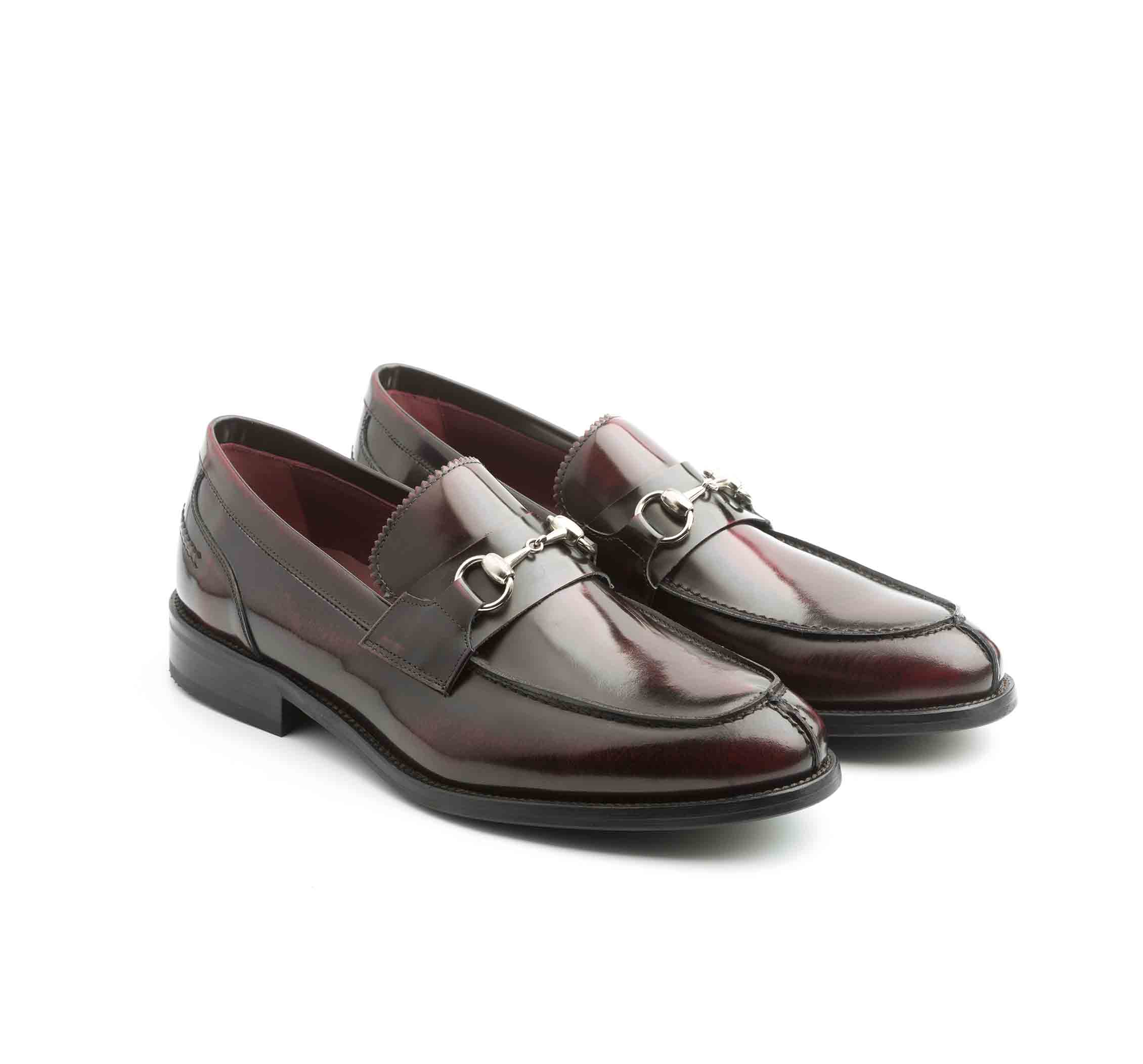 Mocasines rojos de piel para hombre con adorno metálico de estribo, hechos a mano en España Beatnik Snyder Red