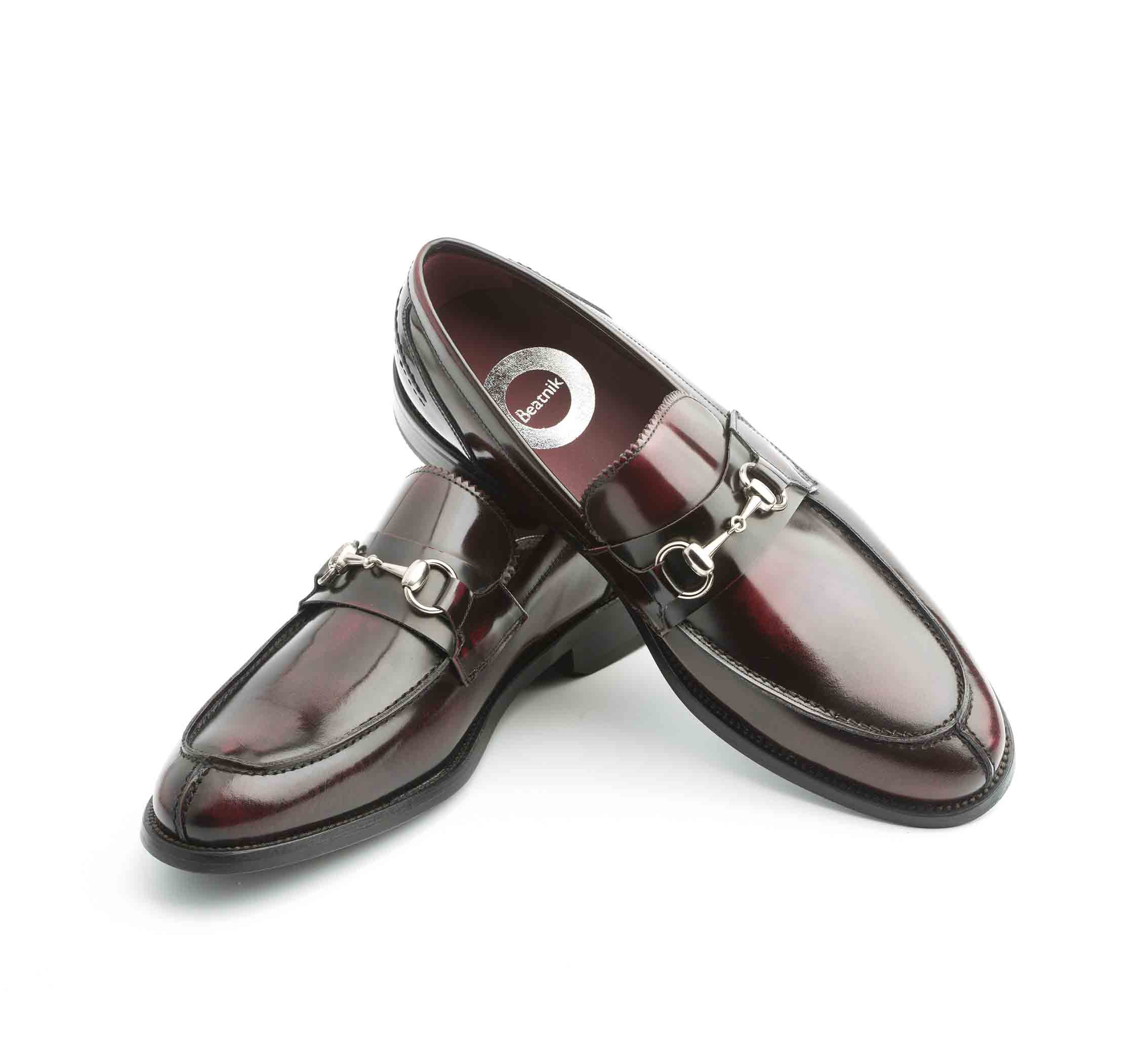 Mocasines rojos de piel para hombre con adorno metálico de estribo, hechos a mano en España Beatnik Snyder Red